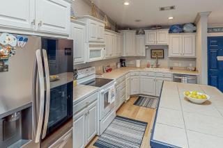 Lakeview Luxury Jetted Tub, Dock, Fireplace - 3