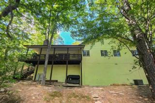 Lakeside Bliss: Pet-Friendly Lakefront Retreat with Paddleboat in Hot Springs - 3