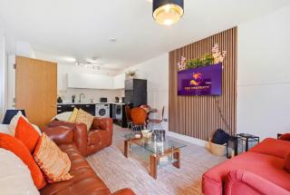 Elegant Canalside 2BR Mailbox stay with Free Parking - Sleeps 6 - 6