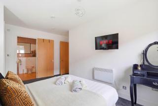 Elegant Canalside 2BR Mailbox stay with Free Parking - Sleeps 6 - 8