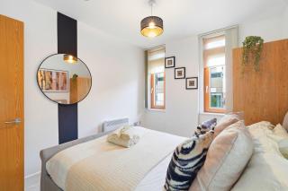 Elegant Canalside 2BR Mailbox stay with Free Parking - Sleeps 6 - 7