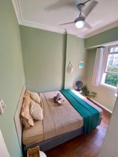 Quarto Charmoso em residência familiar a 1 quadra da praia - 9