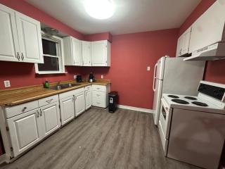 Downtown 2 Bedroom Main Floor Apartment - 4