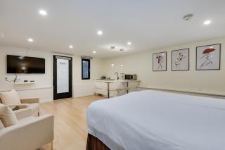 Classic King Size Guest Suite - Burnaby - 8