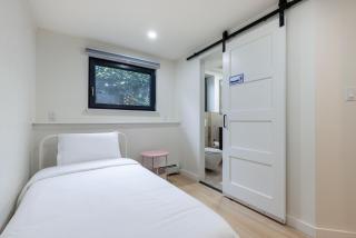 Classic King Size Guest Suite - Burnaby - 2