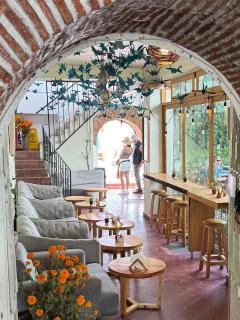 Un hotel en un café - 7