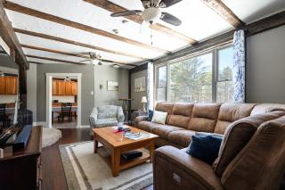 Cozy Every Season Cabin Perfect for Families - 4