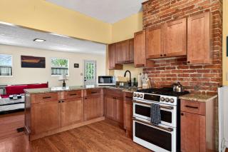 Walkable stay near downtown parks and nightlife - 9