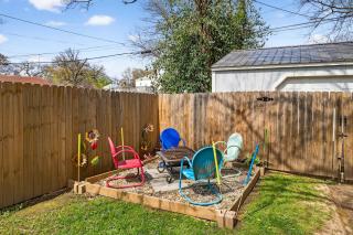 Walkable stay near downtown parks and nightlife - 6