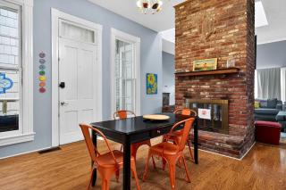 Walkable stay near downtown parks and nightlife - 8