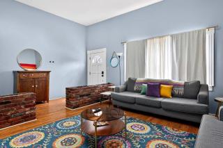 Walkable stay near downtown parks and nightlife - 2