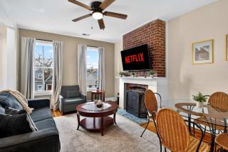 Charming 2nd-Floor Flat 3BR 2BA Free Parking - 0