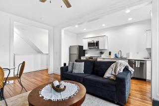 Charming 2nd-Floor Flat 3BR 2BA Free Parking - 2