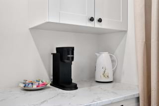 Charming 2nd-Floor Flat 3BR 2BA Free Parking - 1