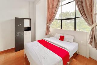 RedDoorz at Theodore Homestay Medan - 8