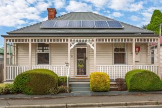 Queen St Cottage Family Retreat in Sandy Bay - 1