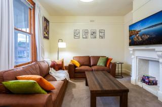 Queen St Cottage Family Retreat in Sandy Bay - 0