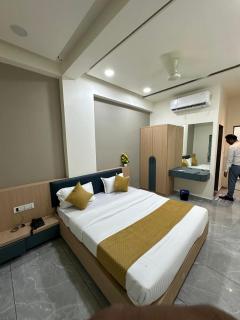 Hotel Embassy Inn - 4