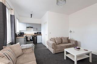 DiscountsContractorsWIFIFree ParkingSmart TV - 8