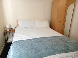 Serene Centra Smethwick Apartment Retreat - 2