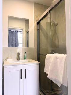 201Bright Cozy Bedroom on Bathurst Private Ensuite Steps to Transit - 0