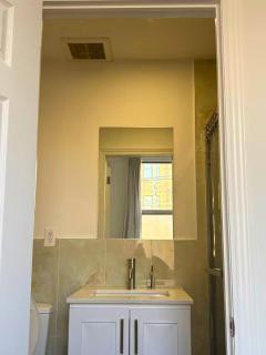 201Bright Cozy Bedroom on Bathurst Private Ensuite Steps to Transit - 2