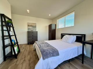 All Included USC Suite with private Balcony 4 Minutes Away fast Wifi and Free Laundry Long Term - 3