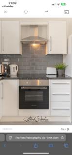 Chapel house-M65- Hospital- parking-shops-food-5 beds- sleeps 7 - 8