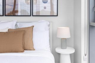 Portside Luxe Retreat 2BR FREE Parking & Pool - 5