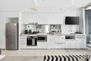 Portside Luxe Retreat 2BR FREE Parking & Pool - 2