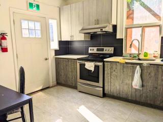 203Bright Cozy Ensuite on Bathurst Comfort & Ease - 4