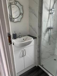 Cozy Private Double Room with Workspace & Garden View - 2