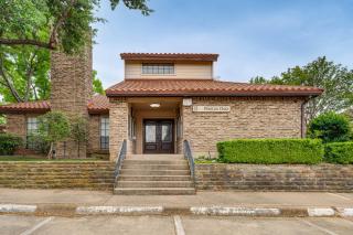 Near Expressways! Cozy Dallas Condo w/ Workspace - 7