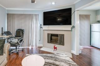 Near Expressways! Cozy Dallas Condo w/ Workspace - 6