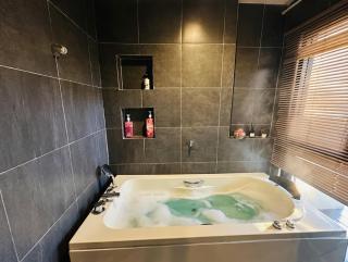 Coco City Jacuzzi 1-Airport City Access - 4