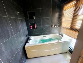 Coco City Jacuzzi 1-Airport City Access - 8