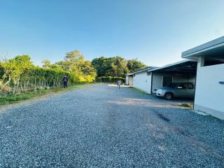 Quiet Retreat Near Airport & City Access - 9