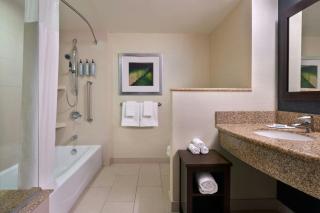 Courtyard by Marriott Calgary Airport - 9