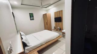 Nova Yashraj Hotel - 2