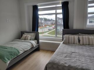 BRAND NEW LUXURY 4 Beds 4 baths Home Langley Perfect for Families and Groups - 2