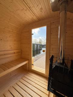 Het huisje aan het water in Loosdrecht - 2