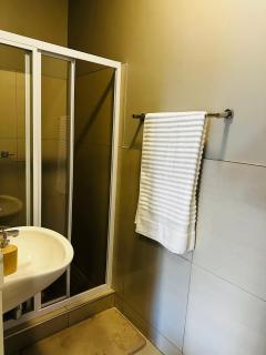 Helioview Suites - 2BR modern apartment with secure parking - 7