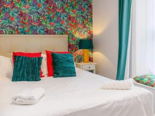 Annexe with Courtyard & Hot Tub Option - 4