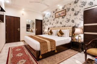 Hotel WHITE & BLUE Delhi Airport - 1