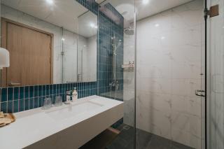 Comzy Ha Long Bayview Luxury Apartment at ICON40 - 8