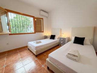 Villa with panoramic view, garden and private pool - 2