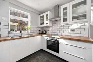 4-Bed Home Central Location & Garden - 6