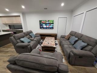 Edge Luxury Truganina Stay - 1