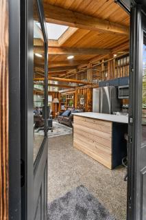 Unique Log cabin at Rainier with Hot Tub-Fast WiFi - 7