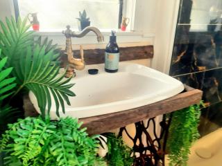 Spacious Outback Home for Groups and families with Private BBQ & Aircon - 2